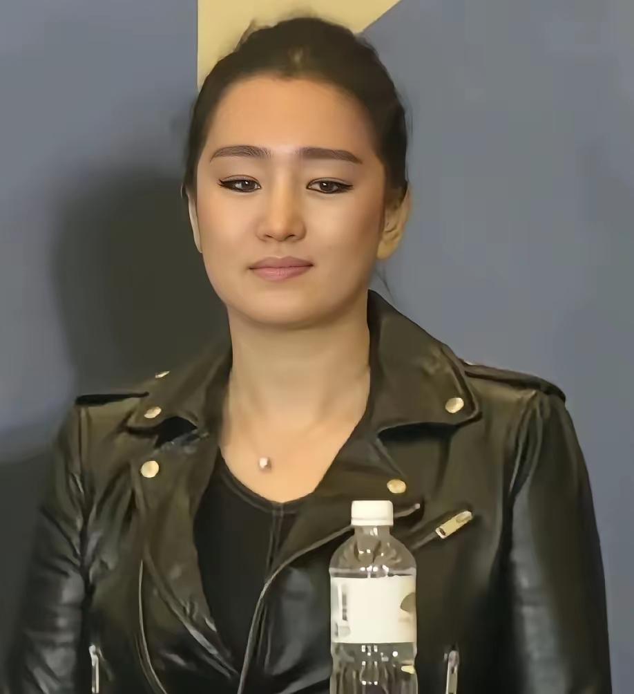 巩俐、章子怡、许晴，谁颜值最能打？老了一下就看出来了！
年轻时真的难分高低，个个