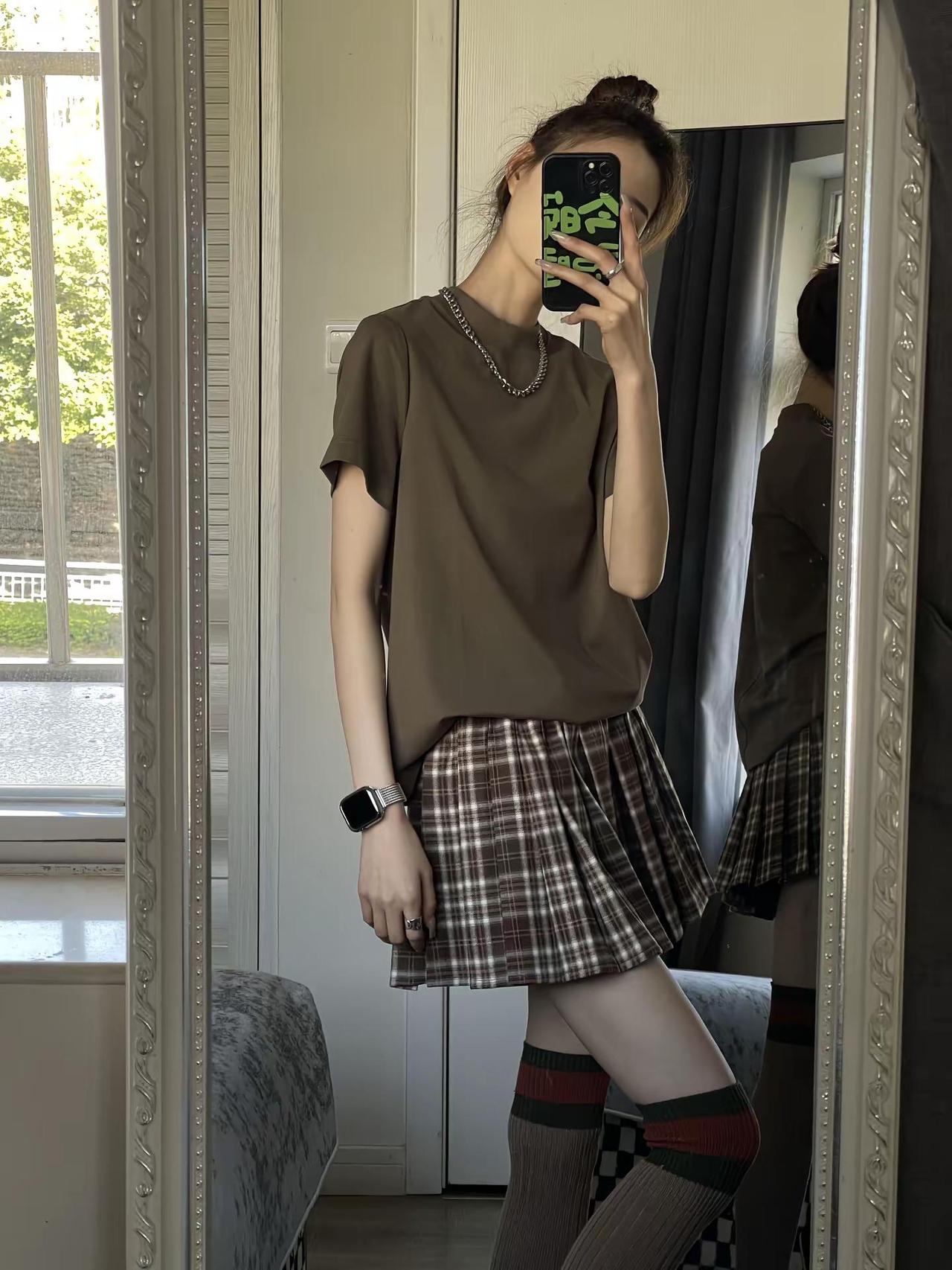 咖色短袖➕格纹短裙这么穿太时髦太减龄了。韩系穿搭 青春女大穿搭 夏日穿搭 普通人