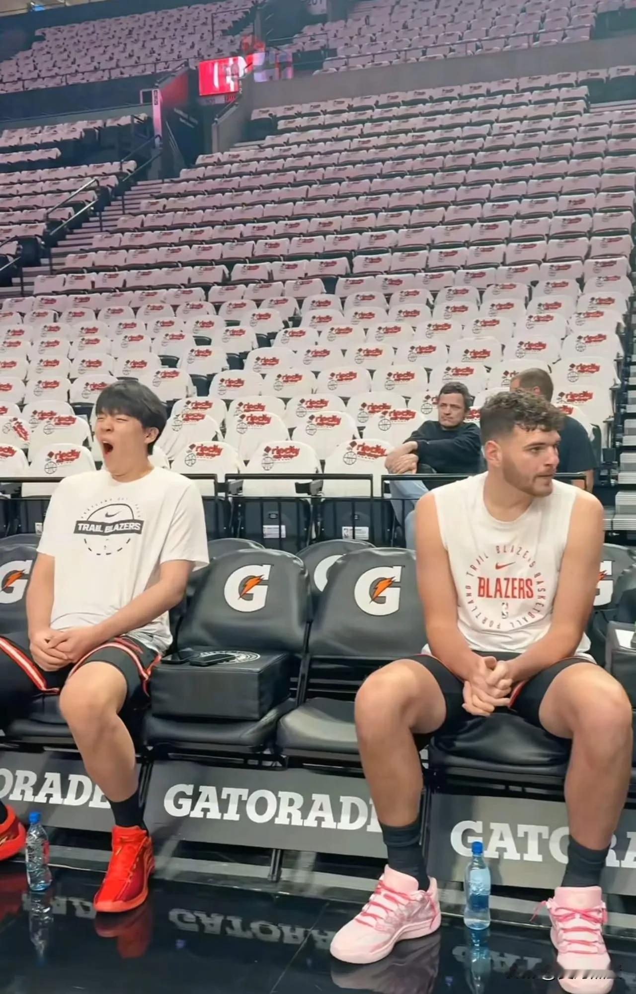 杨瀚森和约老师首次碰面，只能坐在场下看，教练的选择没错，之前够给机会了。

不过