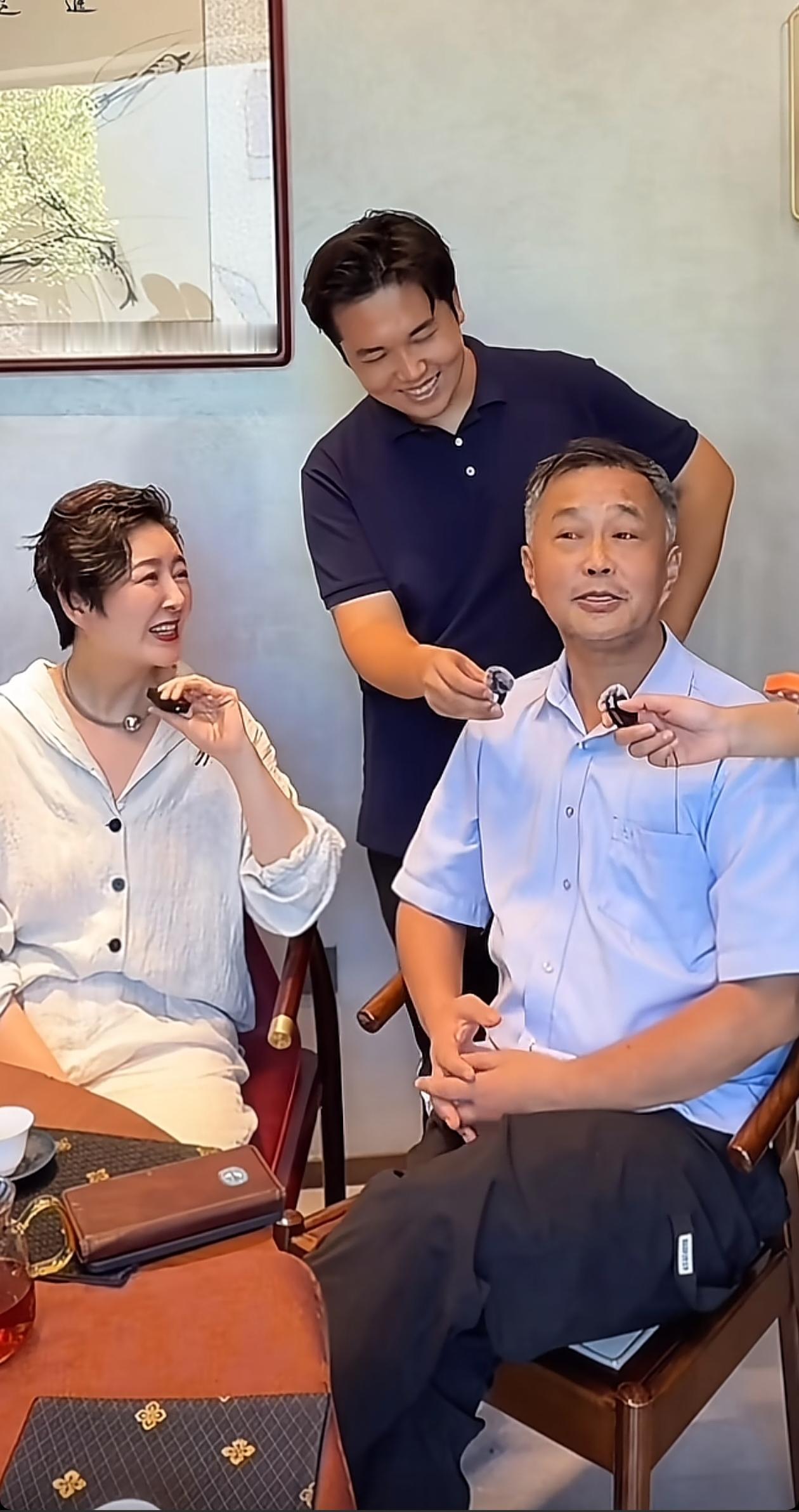沈巍说戏曲，唱戏曲，在专业戏曲歌唱家面前，他似乎显得也很专业，一点不逊色，还是主