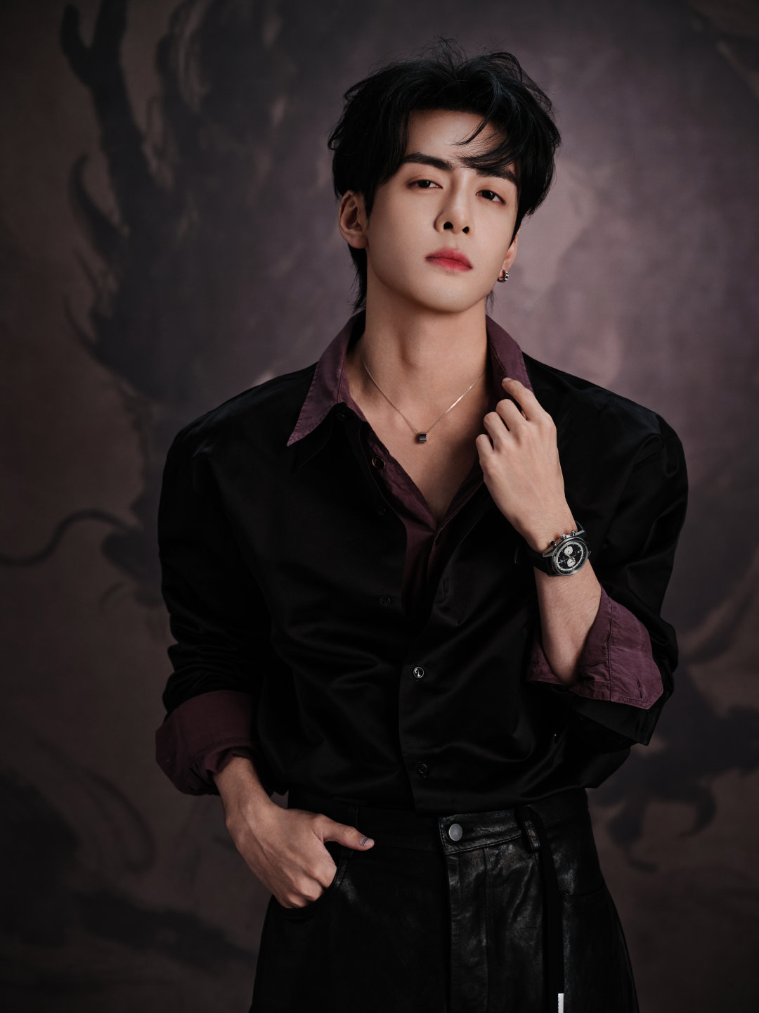 曾舜晞追剧团曾舜晞追剧团造型谁懂曾舜晞这组造型的魅力！精致五官搭配干练发型，西装