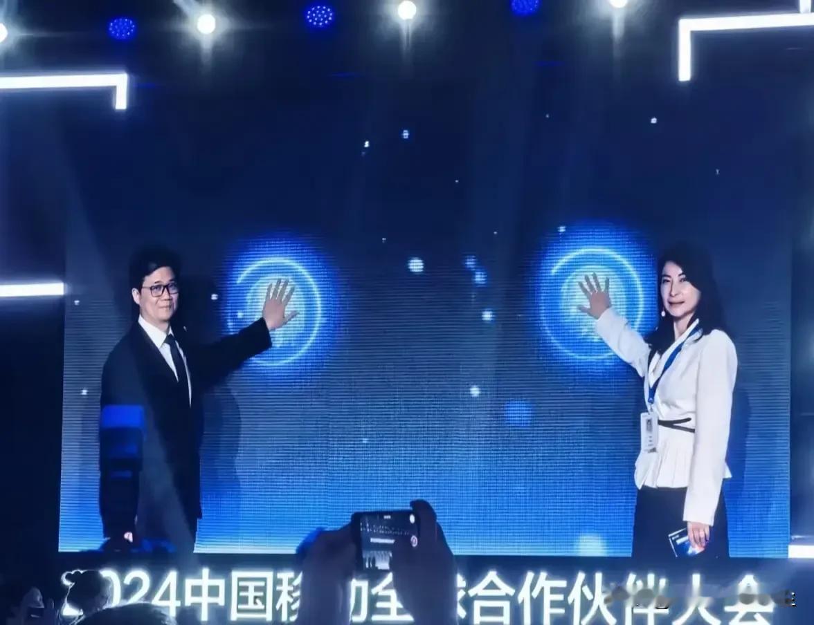 移动，电信，联通，你会选哪家？

1，中国移动：10.09亿户。

2，中国电信