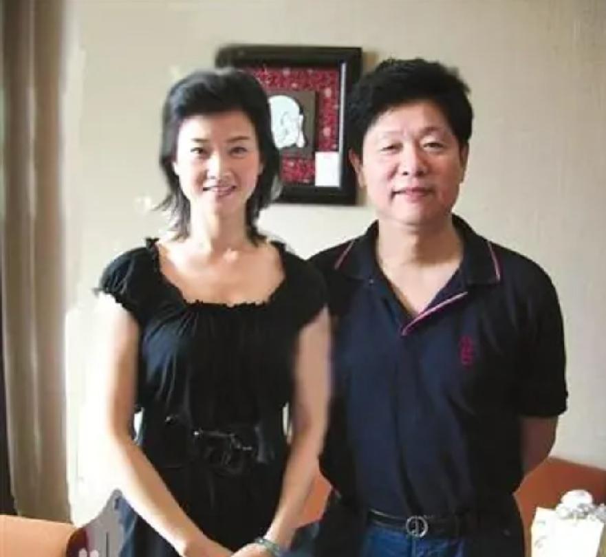 这是歌唱家宋祖英和丈夫罗浩的合影。
      从这张照片看，夫妻穿着也和普通人