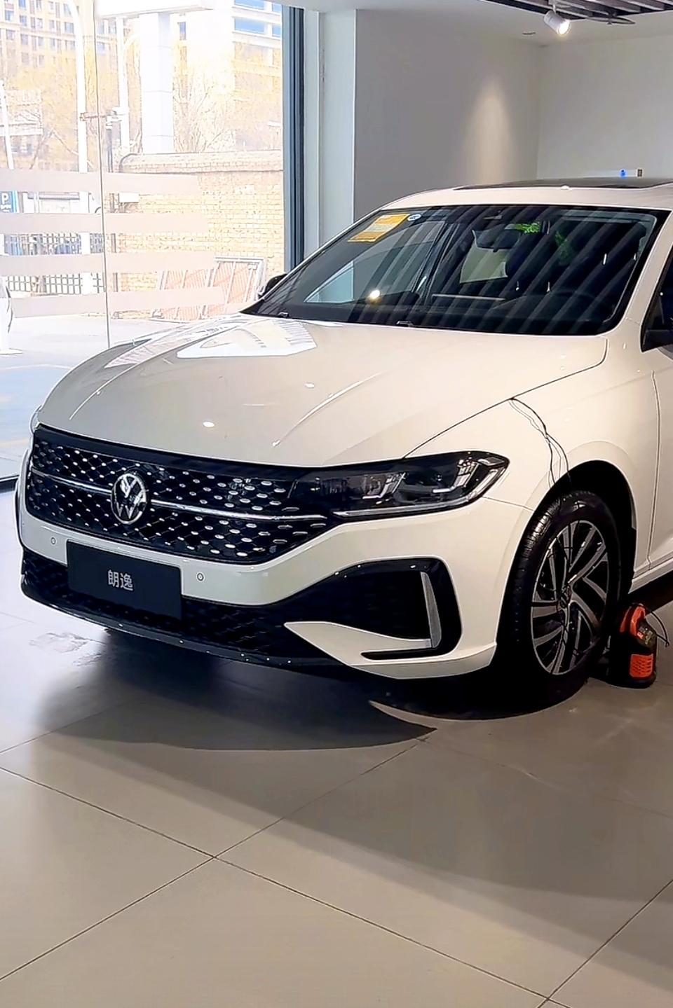 现在朗逸也有很多版本了，但是我感觉如果想要年轻一点的外观，可以看看朗逸星空版。主