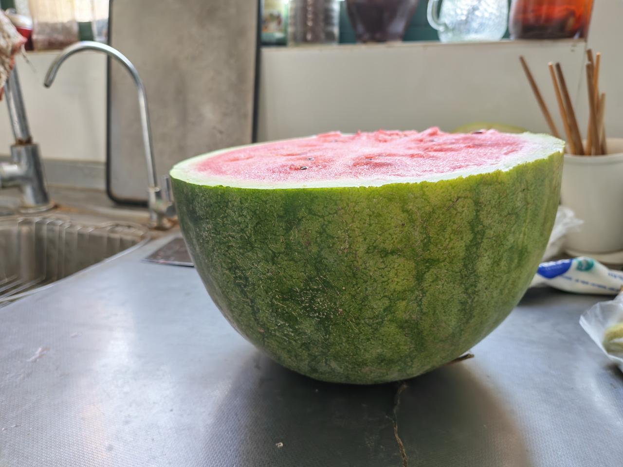 这是我今年吃的最好的西瓜，又好吃又便宜。这么大的西瓜在我们这儿2毛钱一斤。

当