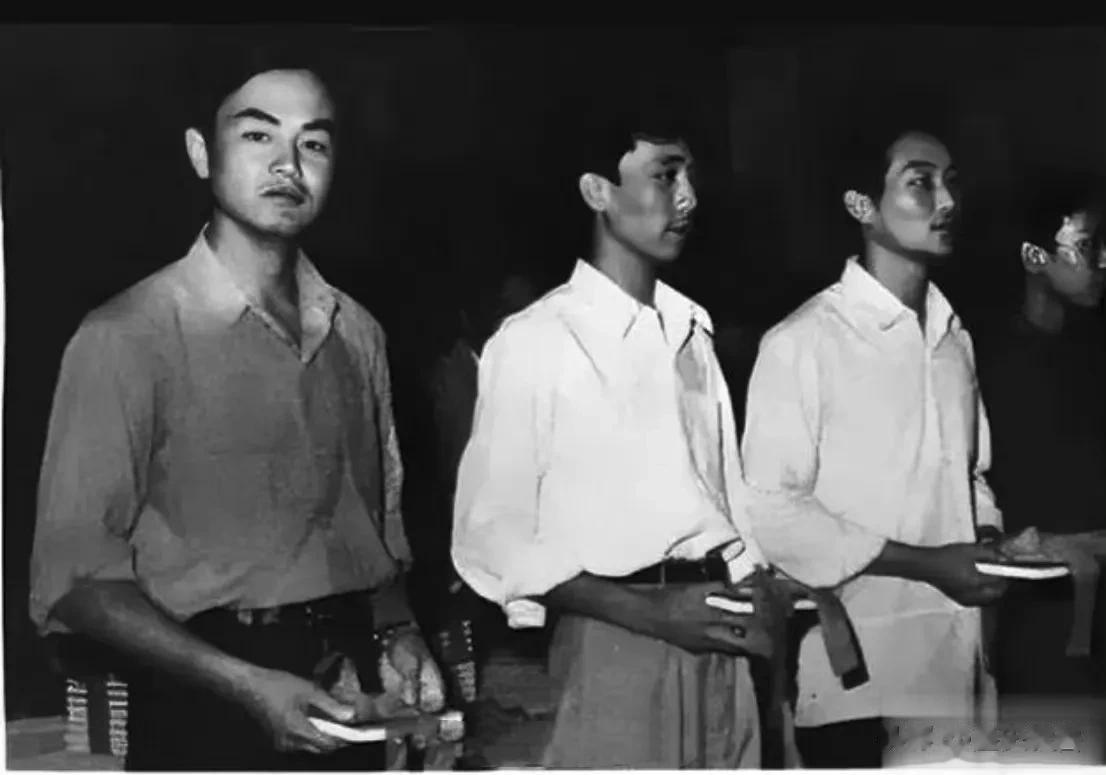 1981年，北京。上世纪，第二外国语学院的大礼堂里，被评为“三好学生标兵”的几个