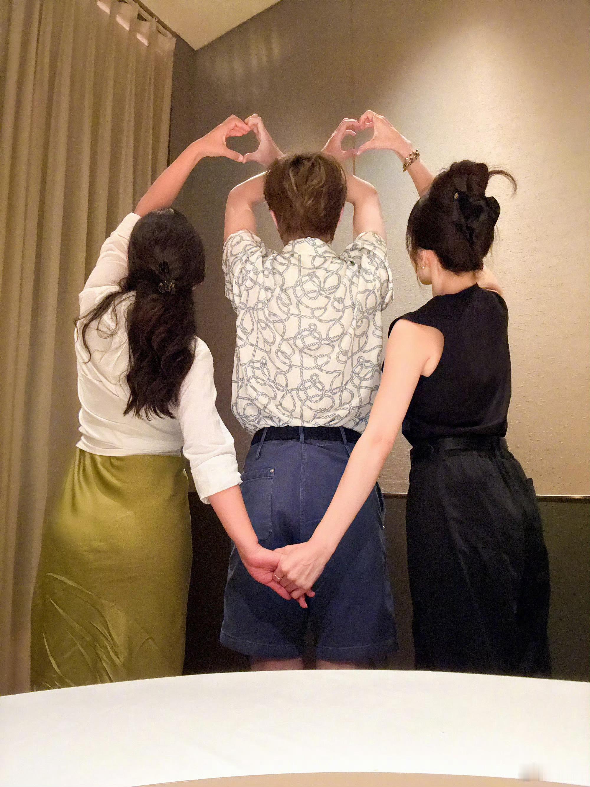 陈好宋茜田嘉瑞三人比心合照陈好宋茜田嘉瑞三人花式比心陈好宋茜田嘉瑞三人比心合照，
