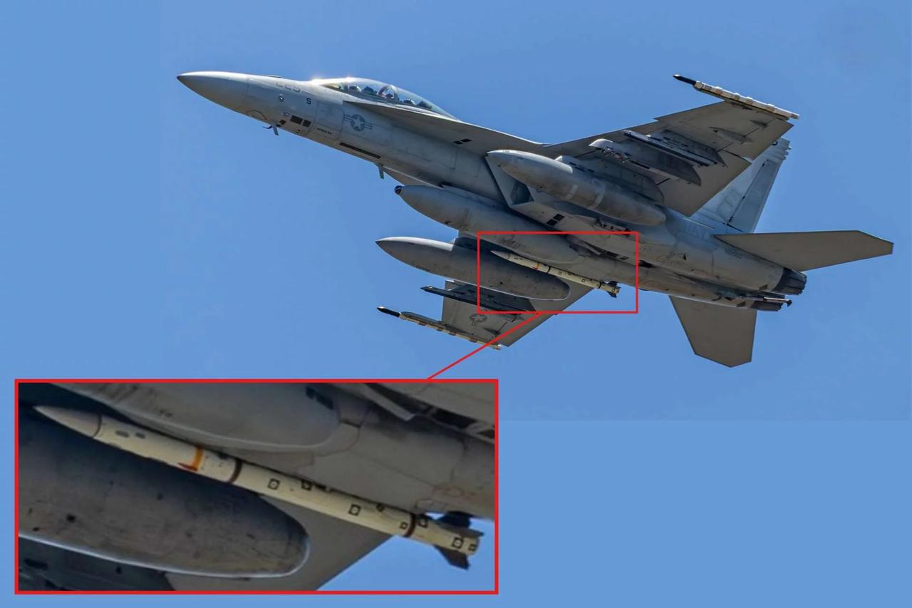 美国海军 F/A-18F 超级大黄蜂在未来空战测试中携带 AIM-260A 导弹