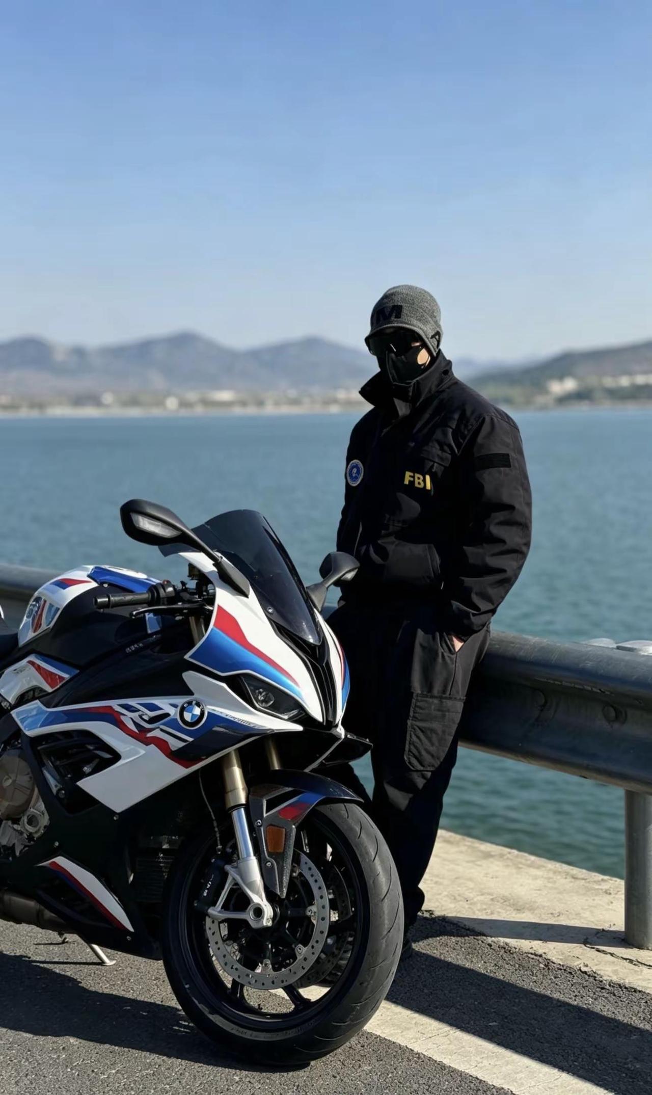 开宝马不一定帅，骑宝马一定帅爆了吧。把我交给春天  男友风穿搭 机车爱好者 痞帅