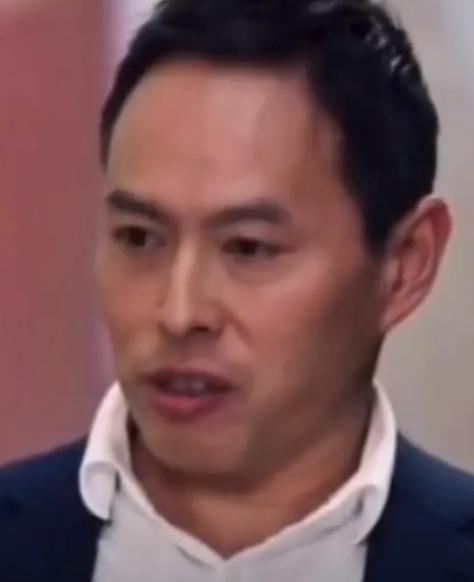 澳大利亚著名的反华教授李约翰，在节目中发表自己的反华观点时，主持人突然对他说，如