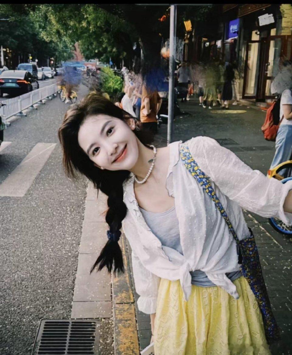 真的感觉章若楠很漂亮，看她跟粉丝的视频也能感受到很温柔耐心，咱就是说怎么摊上了这