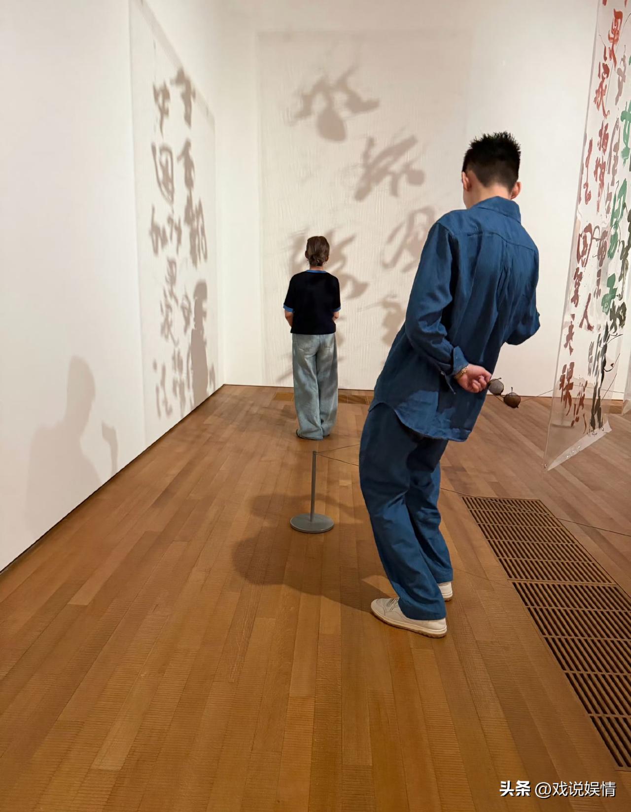 张翰给妈妈拍照，太拼了！
2月23日，张翰晒照分享和妈妈的日常。张翰妈妈身穿黑色