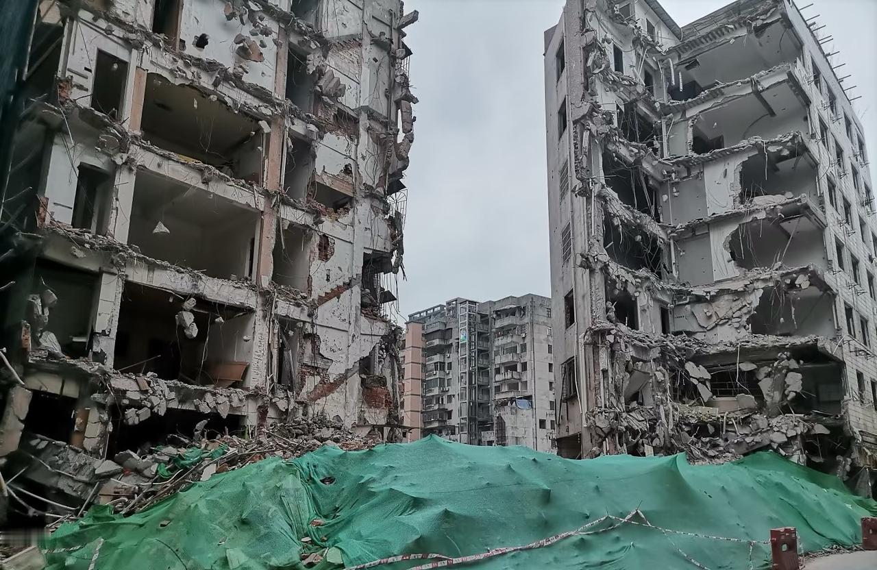 三元里抗英大街现状
目前抗英大街两侧基本看不到完整的建筑，堆积如山的建筑废料用绿