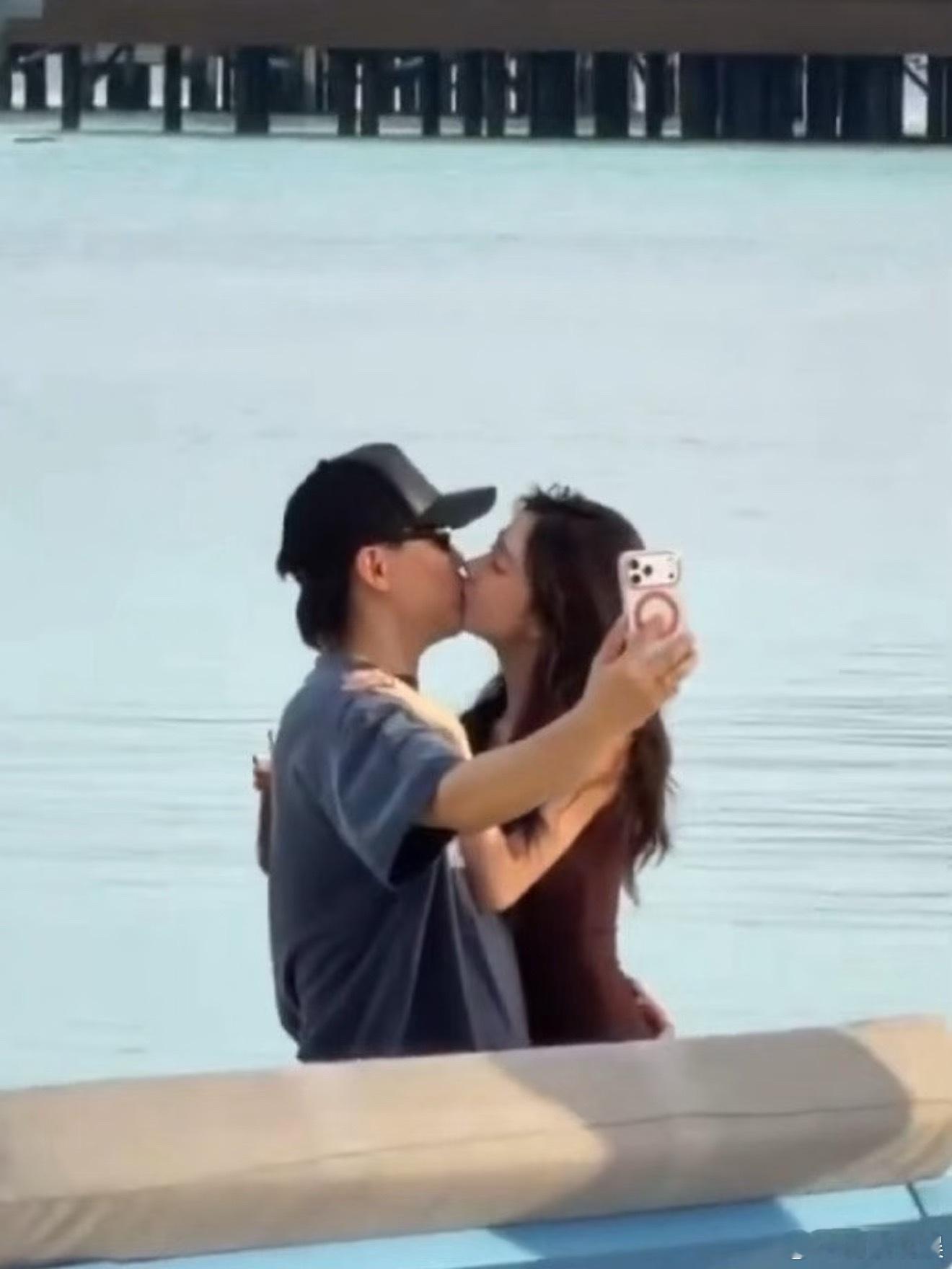 胡老师这是要把马尔代夫写进新歌里吗？ 