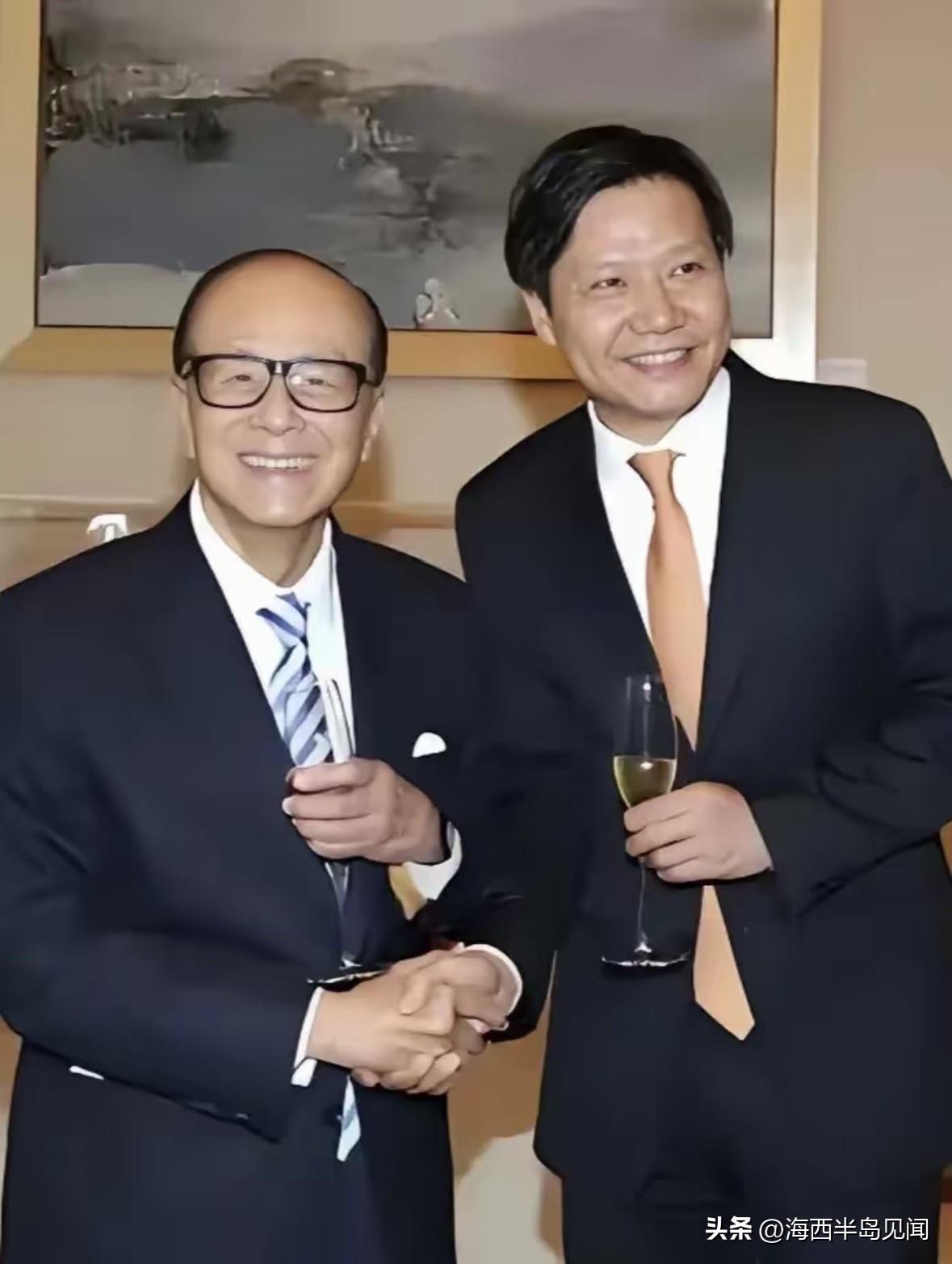 这是雷军拜访李嘉诚，双方握手举怀，笑容满面，留下的一张珍贵合影。一位是地产大亨，