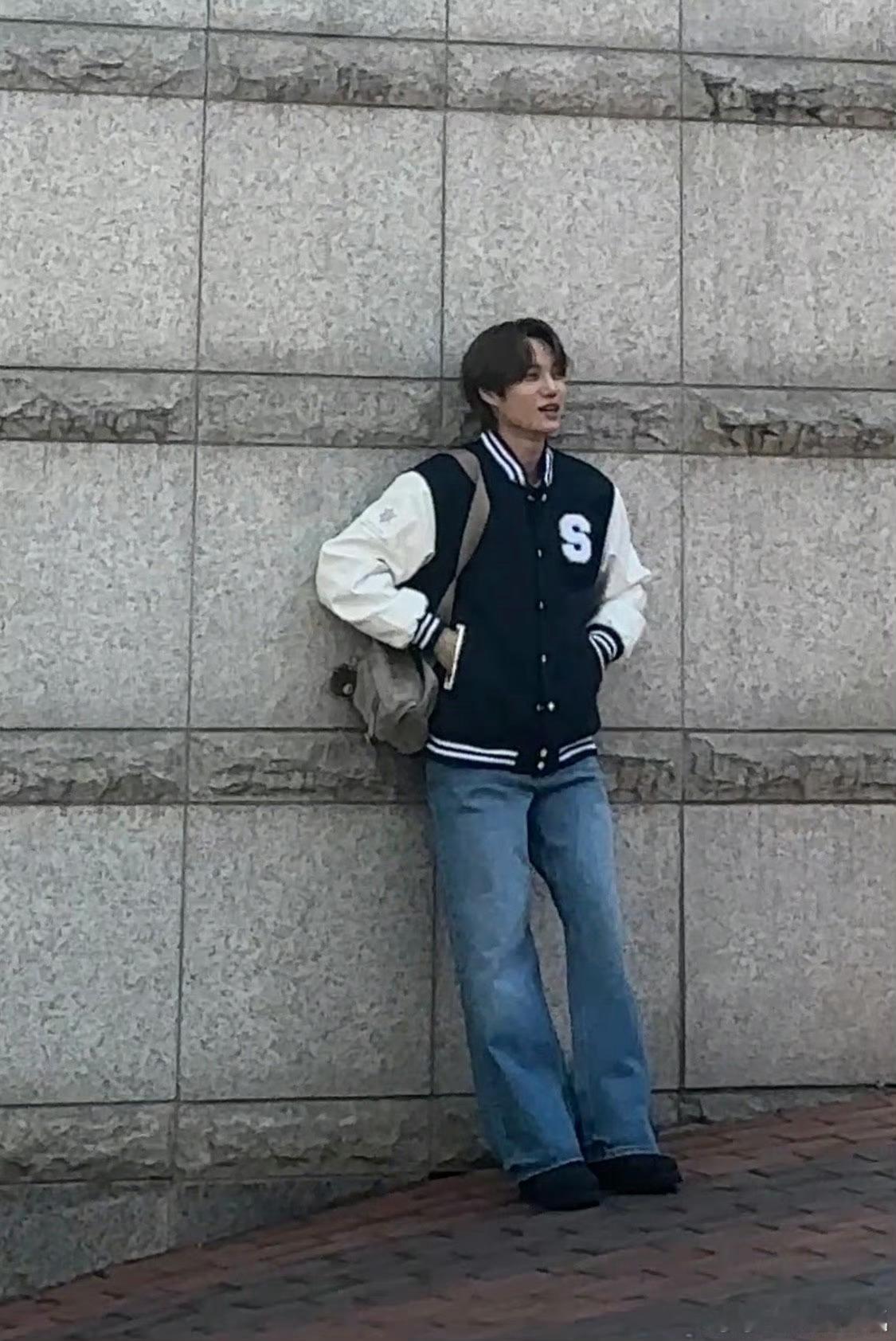 金钟仁在学校门口等你的男友金钟仁男朋友区金钟仁男朋友区，在学校门口等你的男友 ，