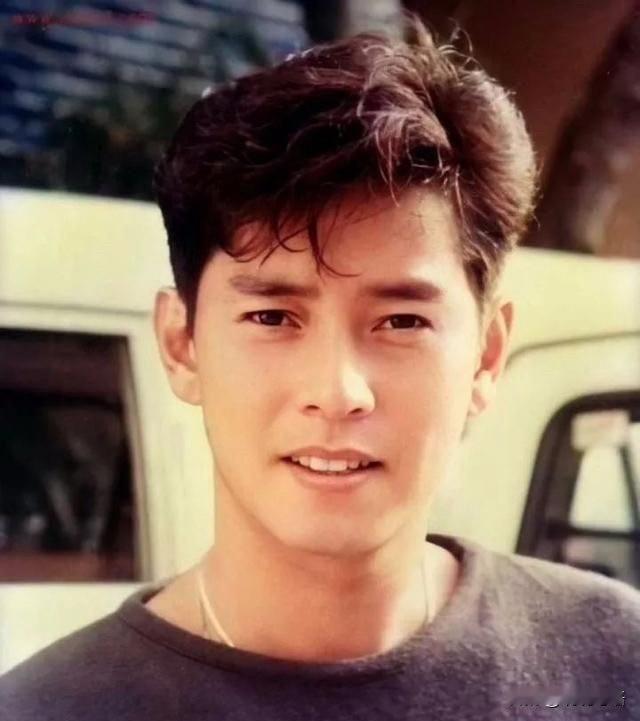 一些粉丝不知道其实谭咏麟谭校长是有四分之一的外国血统的！

所以大家总会感觉到为