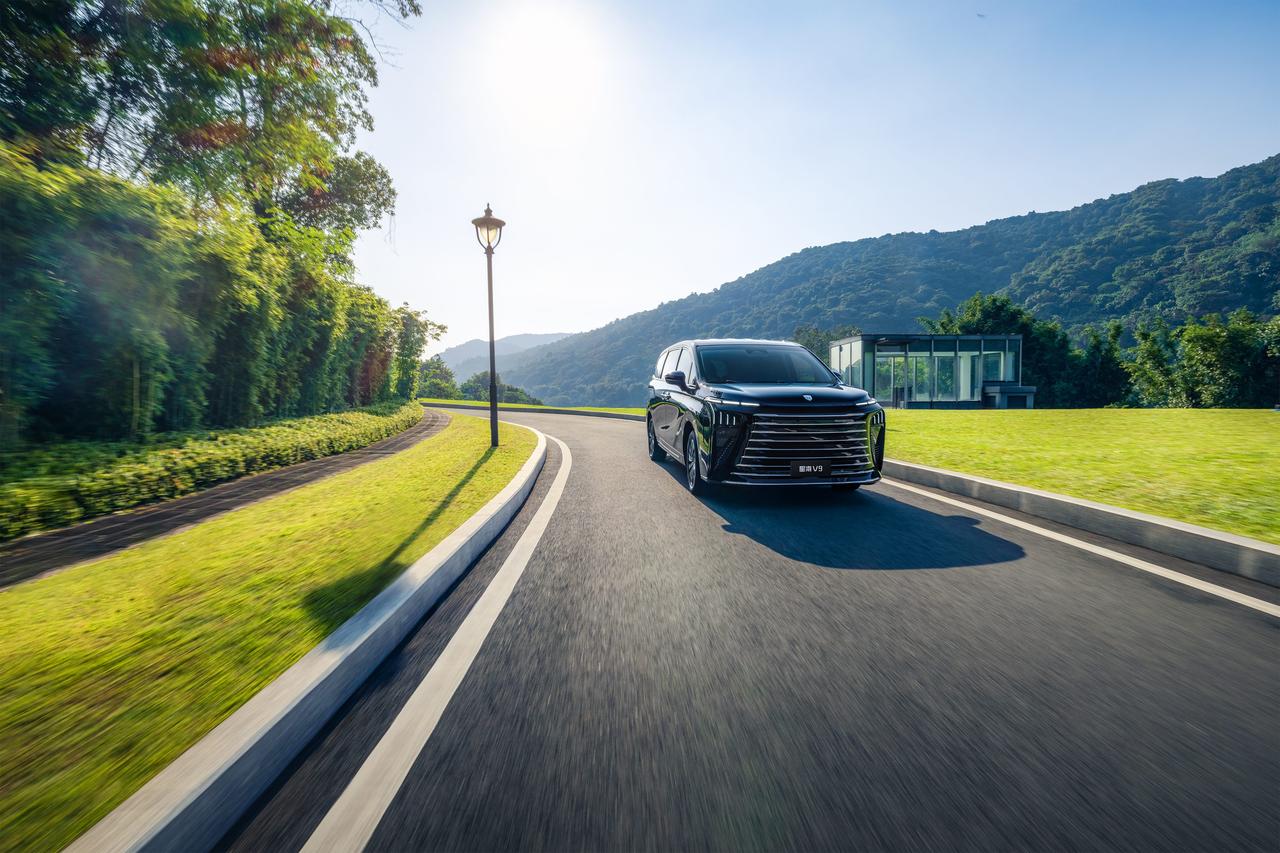 春风有信，花开有期。风行星海 V9 与你共赴三月美好，大气颜值亮眼出行，舒适座舱