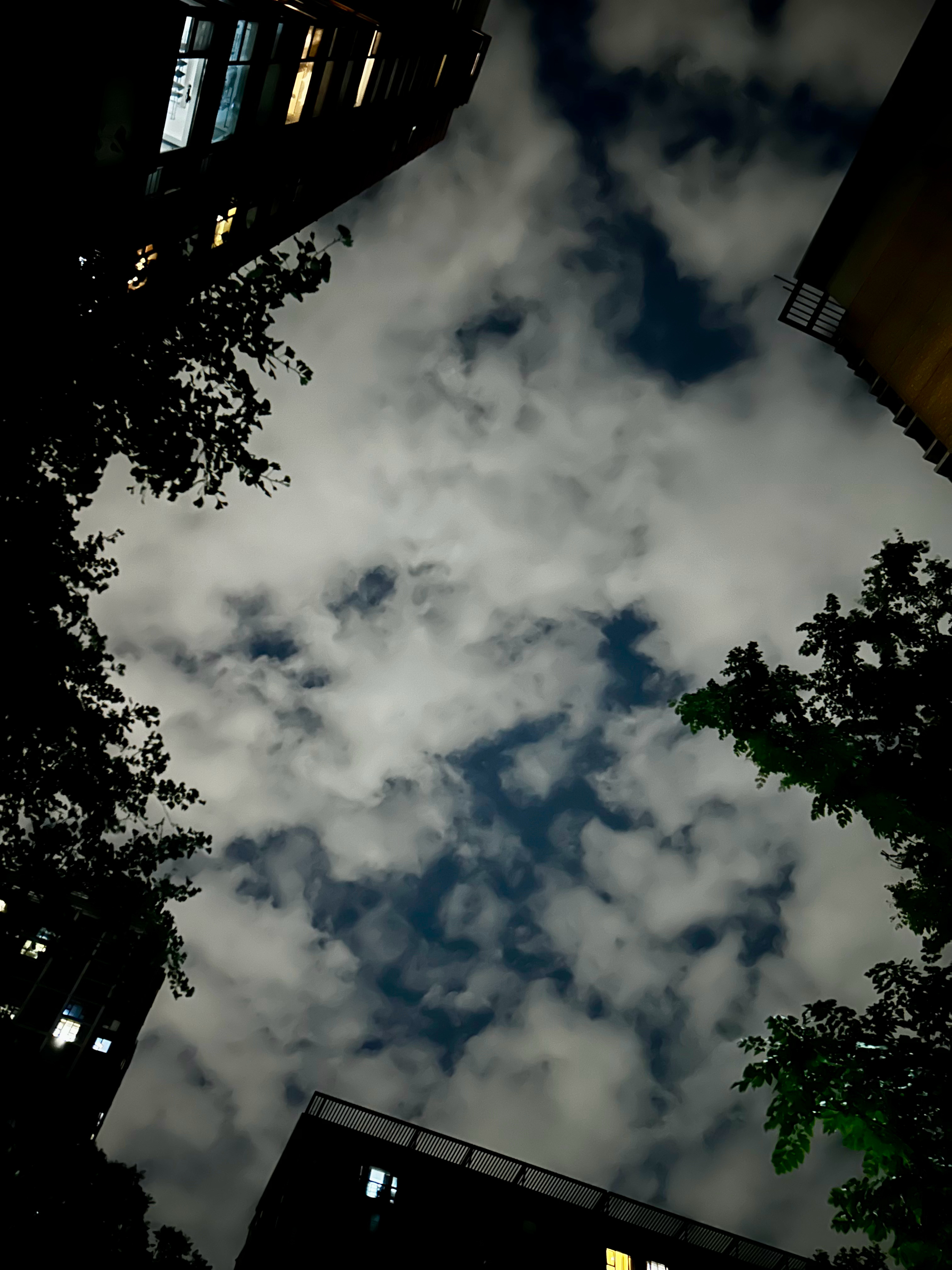 没想过北京23:00的夜空还能如此透亮。 