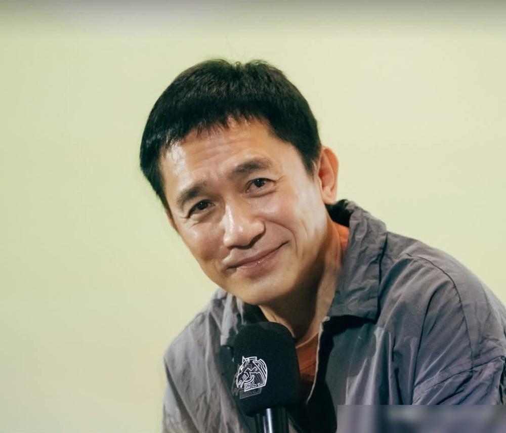 梁朝伟看电影买6个座位，你以为他在耍大牌？恰恰相反，这背后藏着一个顶级巨星最深的