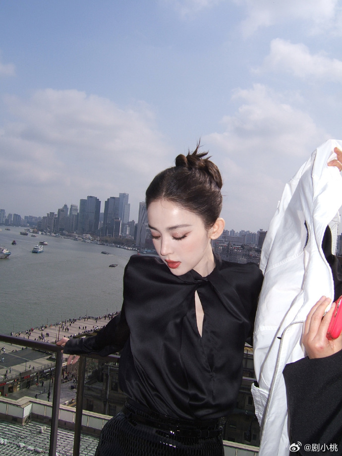 李昀锐娜扎养眼组合 冷白皮真的太占优势了✨，娜扎穿上修身长裙优雅又大气，每一个镜