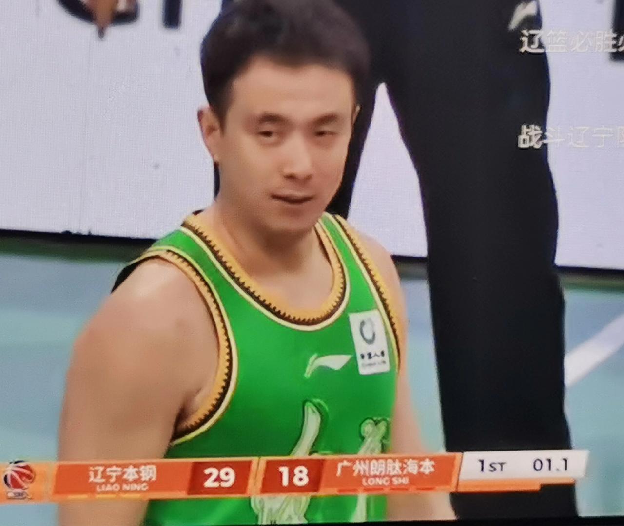 今晚赵继伟对阵广州队时太过兴奋不够冷静，6记三分球每一个看起来都不太合理，却都在