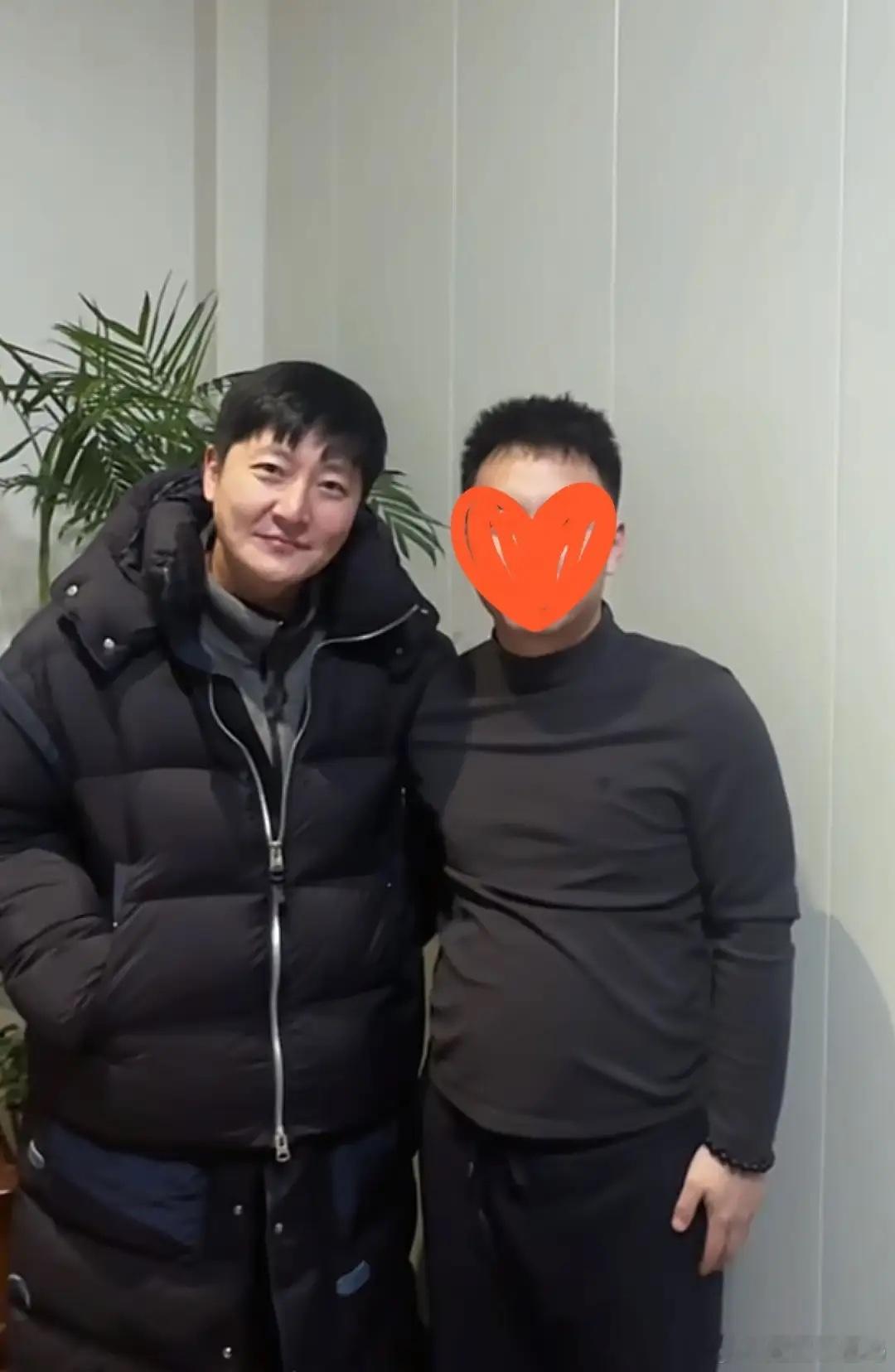 46岁郭京飞辽宁走亲戚，冷到穿两件羽绒服 过年胖5斤提礼品很讲究！ 