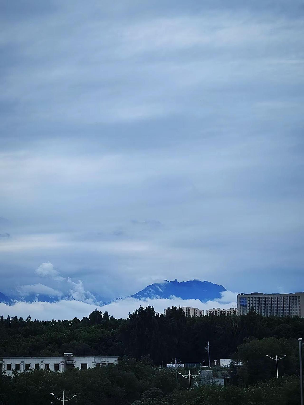 哪座山的云海最漂亮呢？发出来看看。云卷云舒的治愈感拉满 云雾缭绕的城市与山 云与