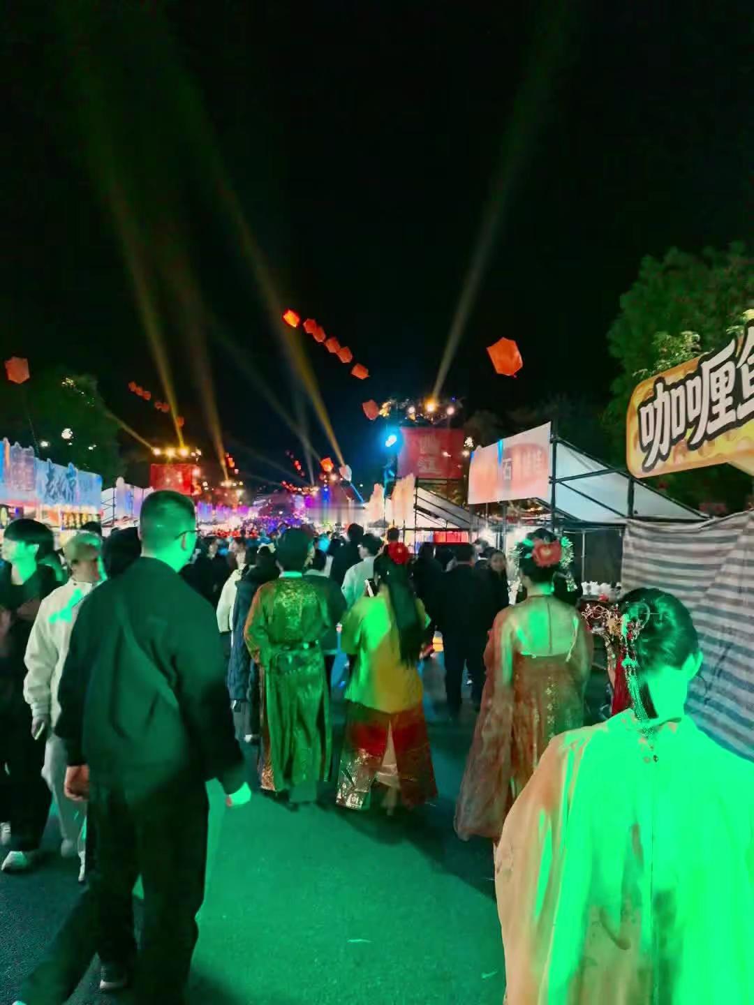 Nova15红枫影像 夜拍年味集市 Nova15的动态图，在南华寺 曹溪集市广货