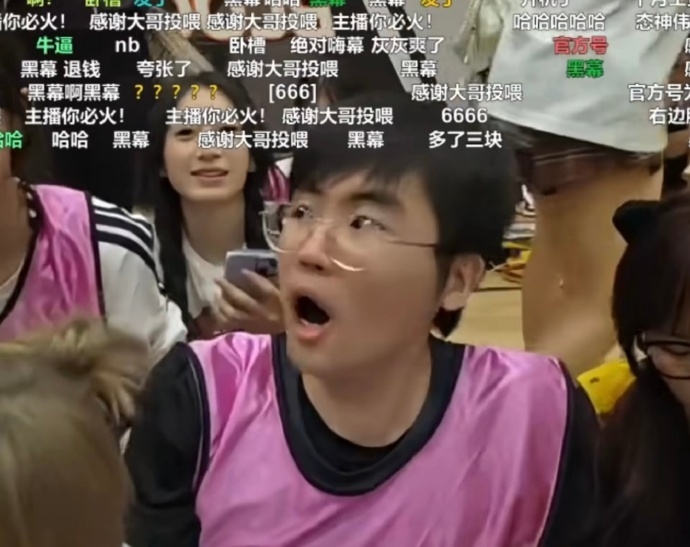 态神神了！姿态日前户外直播时意外露出银行卡余额975万！这个数字一出来，评论区直