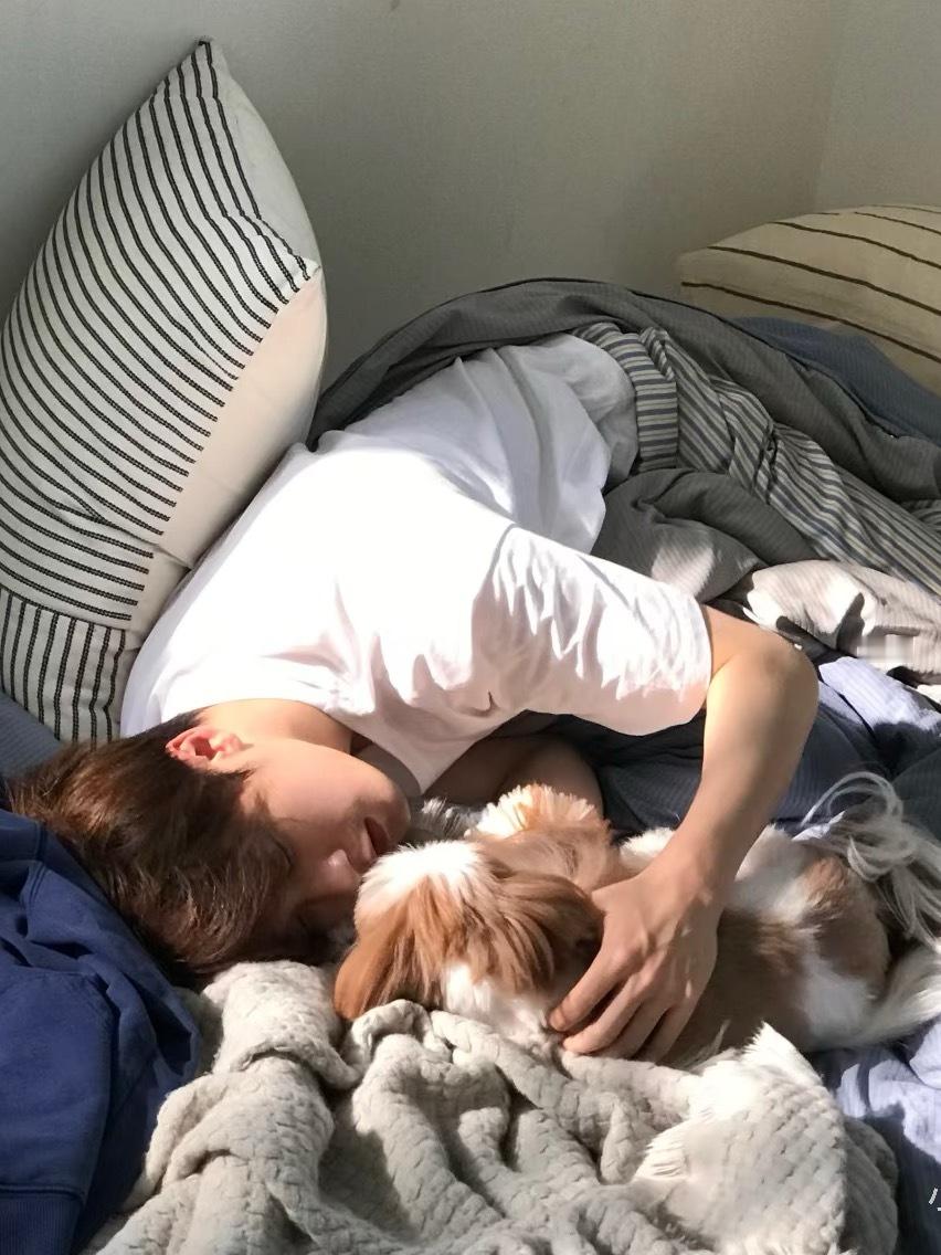 代入感太强了，特别是昨晚刚表白完今天就发这组图，确认关系后迫不及待要把你占为己有