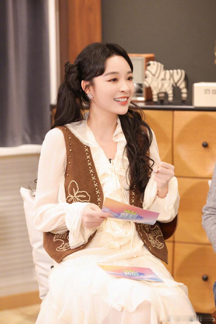 李莎旻子可以补充一切周笔畅的资料 湖南卫视背后 羡慕哭！李莎旻子和偶像周笔畅共事