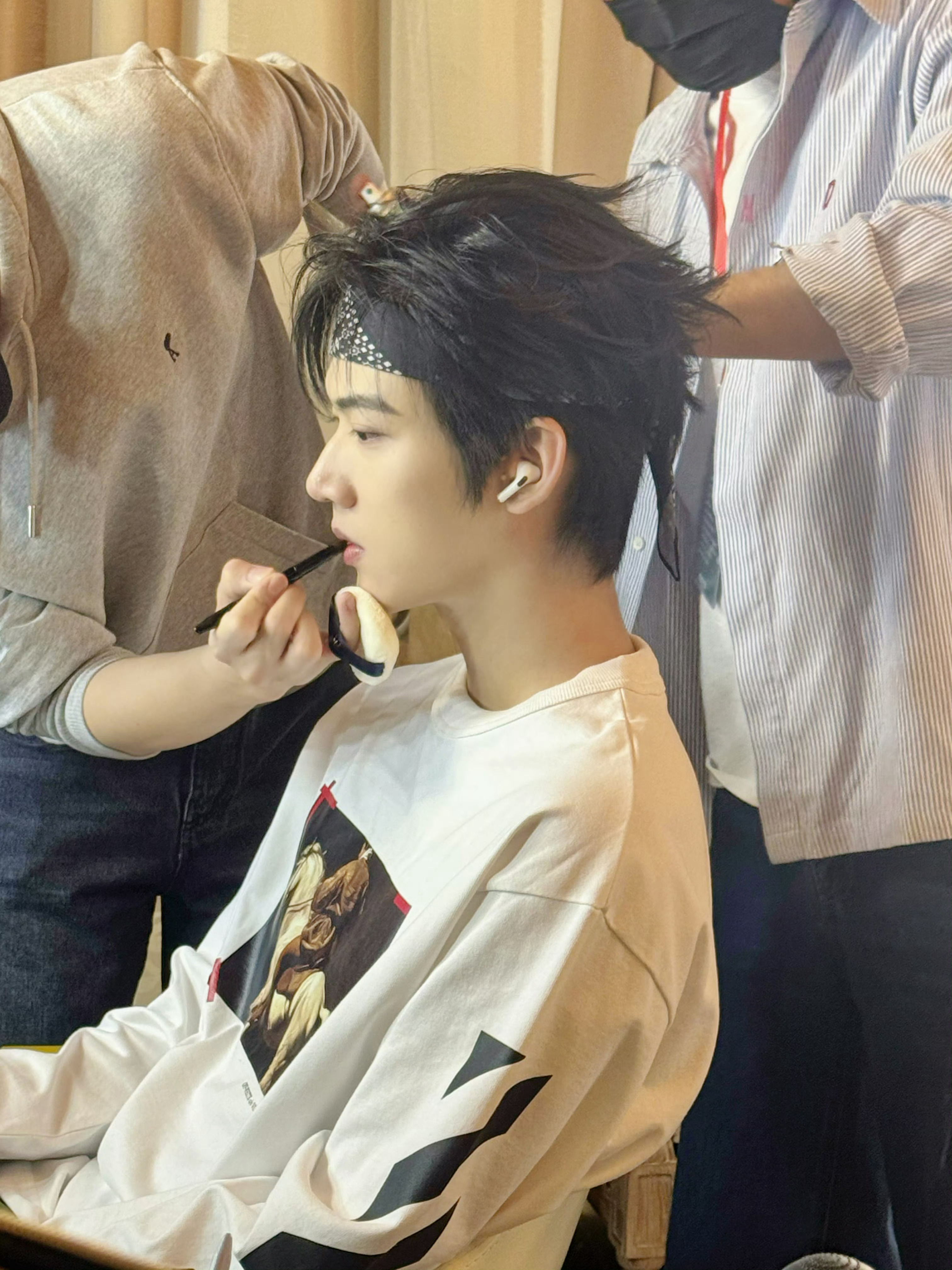 周柯宇发带造型lookkk的星朋友 新鲜出炉的综艺玩的开心🥳 