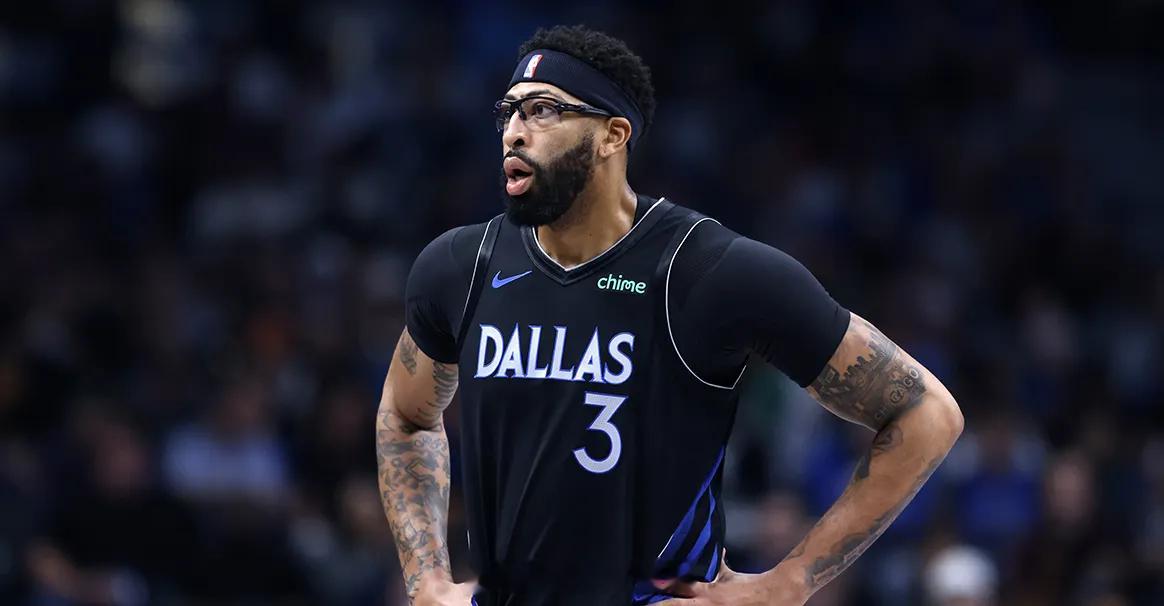 据ESPN记者Shams Charania报道，达拉斯独行侠的安东尼-戴维斯遭遇