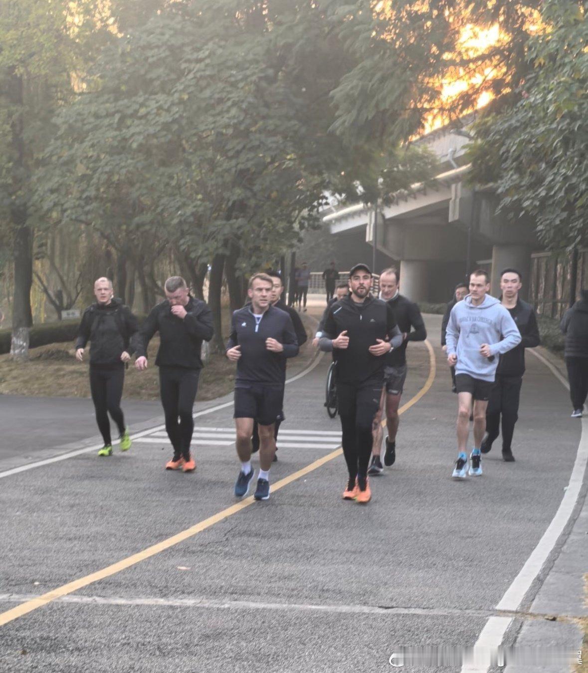 马克龙在成都锦城湖公园晨跑。马克龙访问四川大学