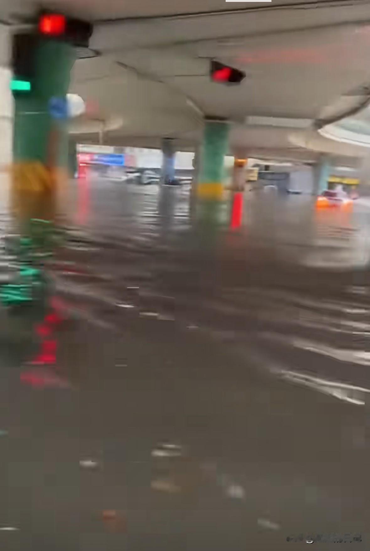 郑州，要么不下雨，要么就下涝，这是得罪谁了呢。

郑州一个多月没下雨，这给大家活