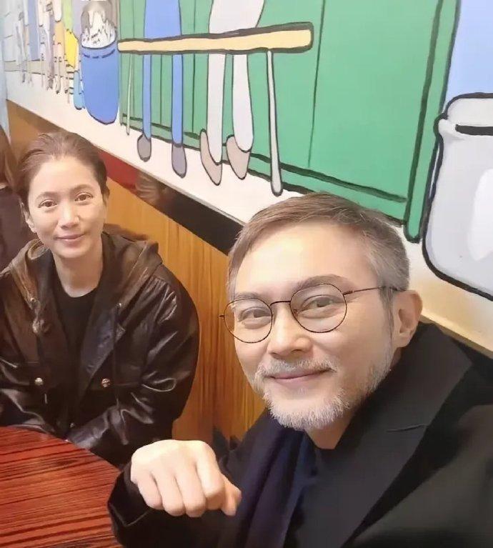 张智霖真的好神奇，平时不染发，不刮胡子的时候像个小老头。 但只要稍微收拾下，立马