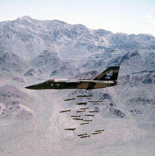80年代，美国空军的F-111A在演习中投弹。