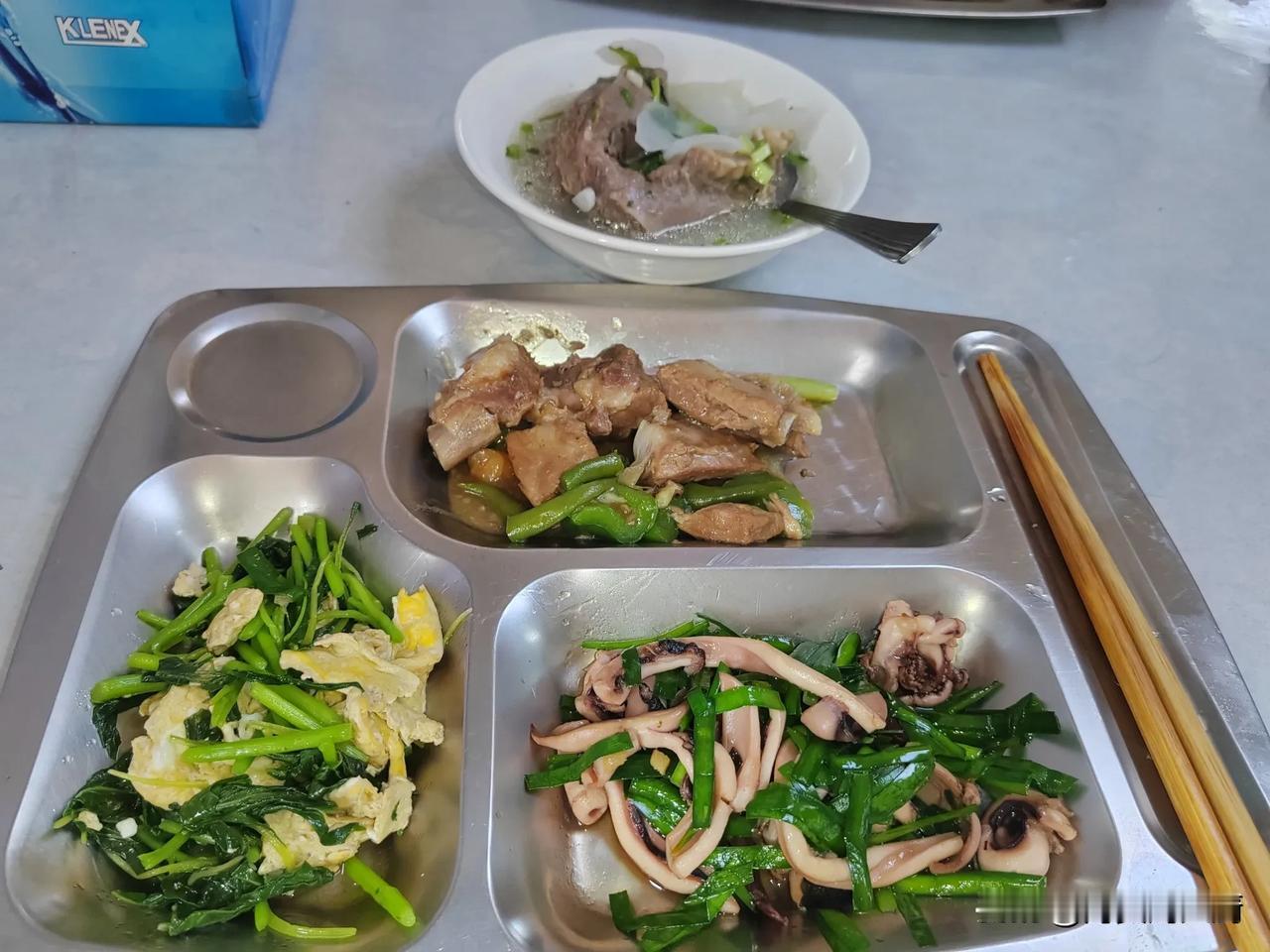 已经到达舟山鼠浪湖岛锚地了，今天的舟山居然下起了小雨，感觉不是特别的热，或许是下