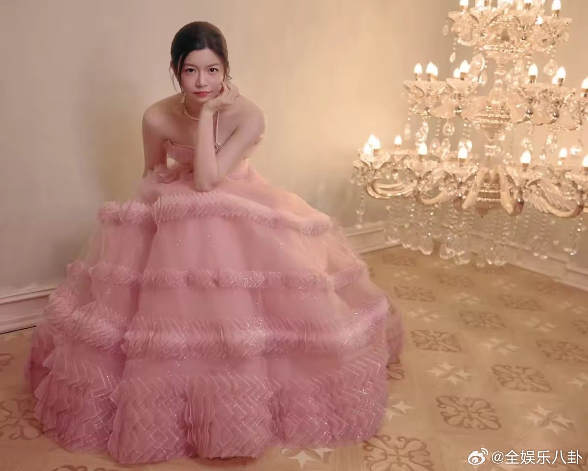 穆祉丞好像陈妍希周柯宇的花童 谁懂啊！小穆采访的时候往中间一站，花童既感直接拉满