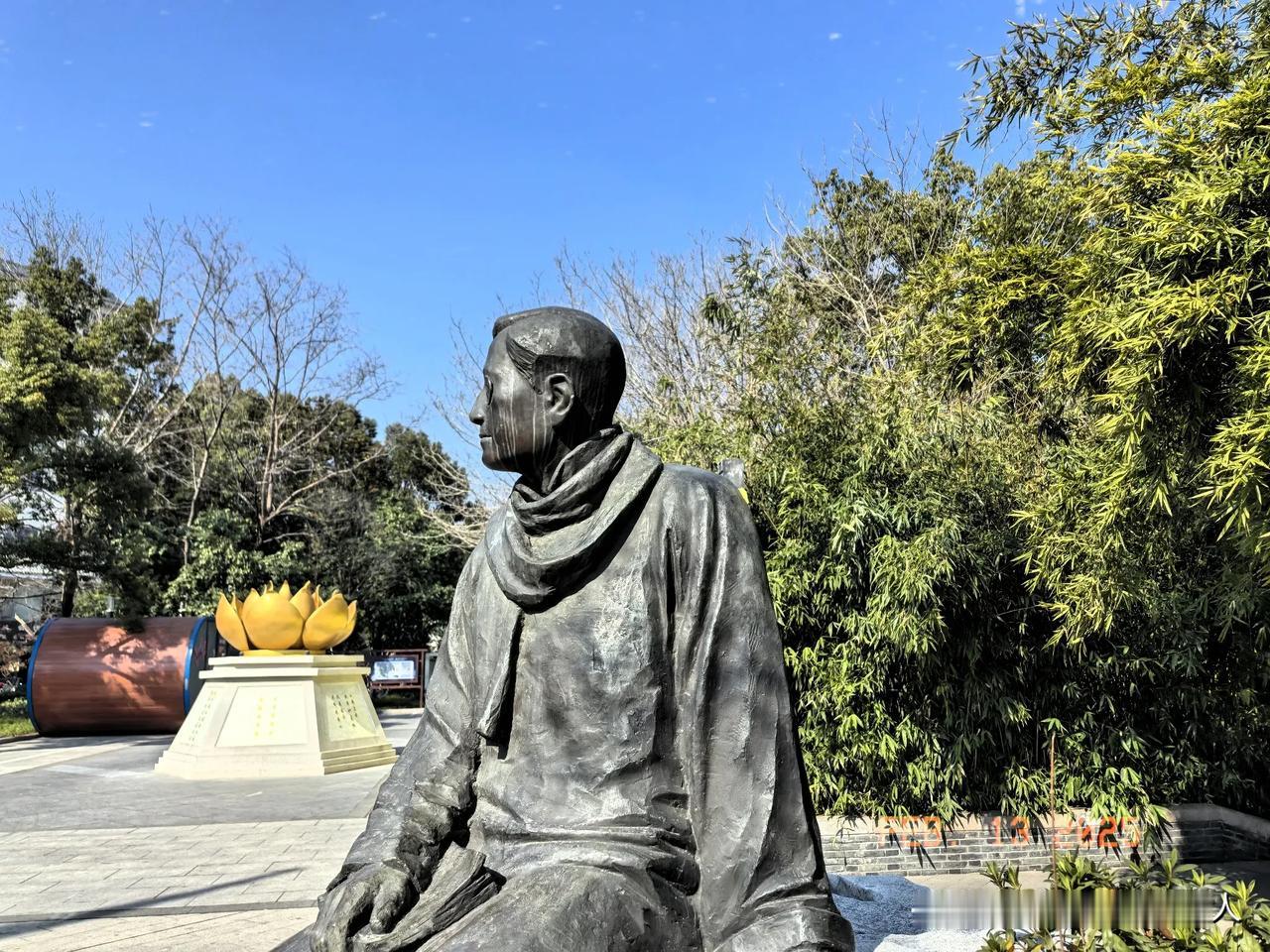 挥一挥衣袖，不带走一片云彩。
风流自在的徐志摩，才华横溢，不拘俗礼。
常州天宁寺