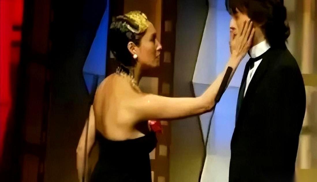 “你的朱，是不是母猪的猪啊？”
话音还没落稳，“啪”的一声，比麦克风里的任何声音