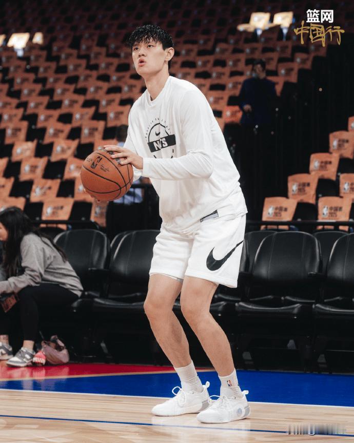 曾凡博世预赛16分钟仅2分、三分全失的表现，与550万高薪诉求严重不符，高估自身