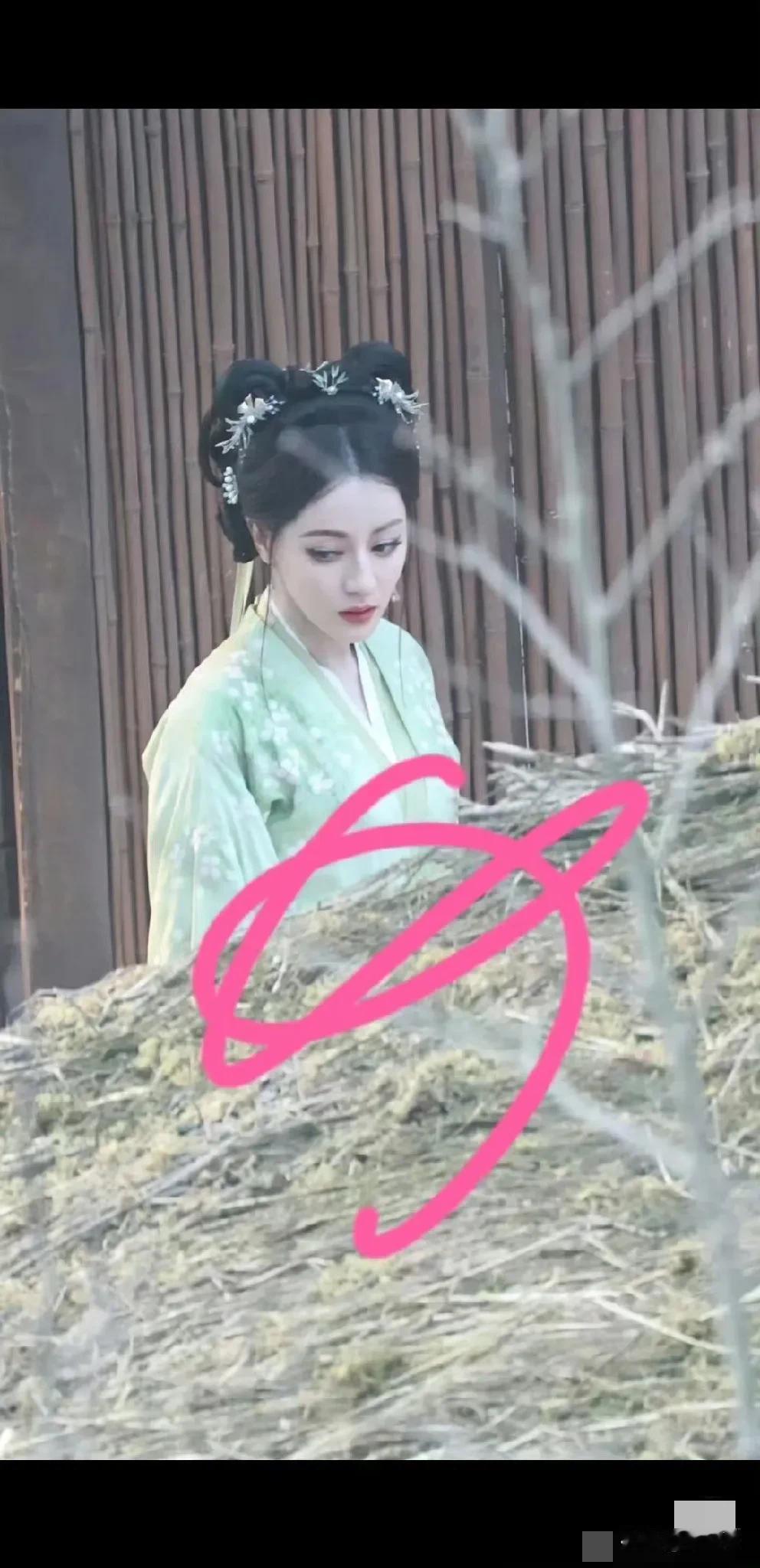 迪丽热巴的化妆师是真的有点问题，总是一部剧都快拍完了，才知道要化好看的了，真的好