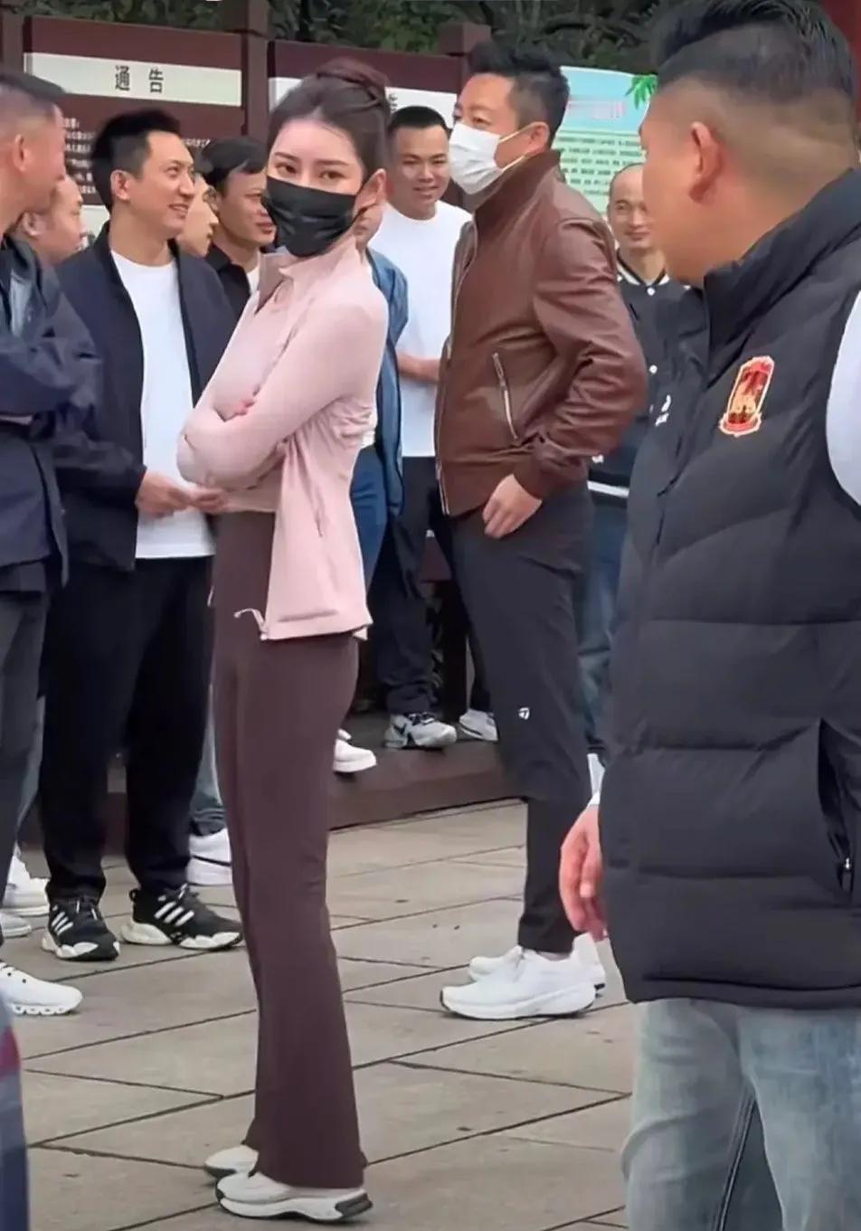 哎，张兰究竟还有没有真话。
张兰在直播间亲口说小梅怀孕了，还有几个月就生了。
现