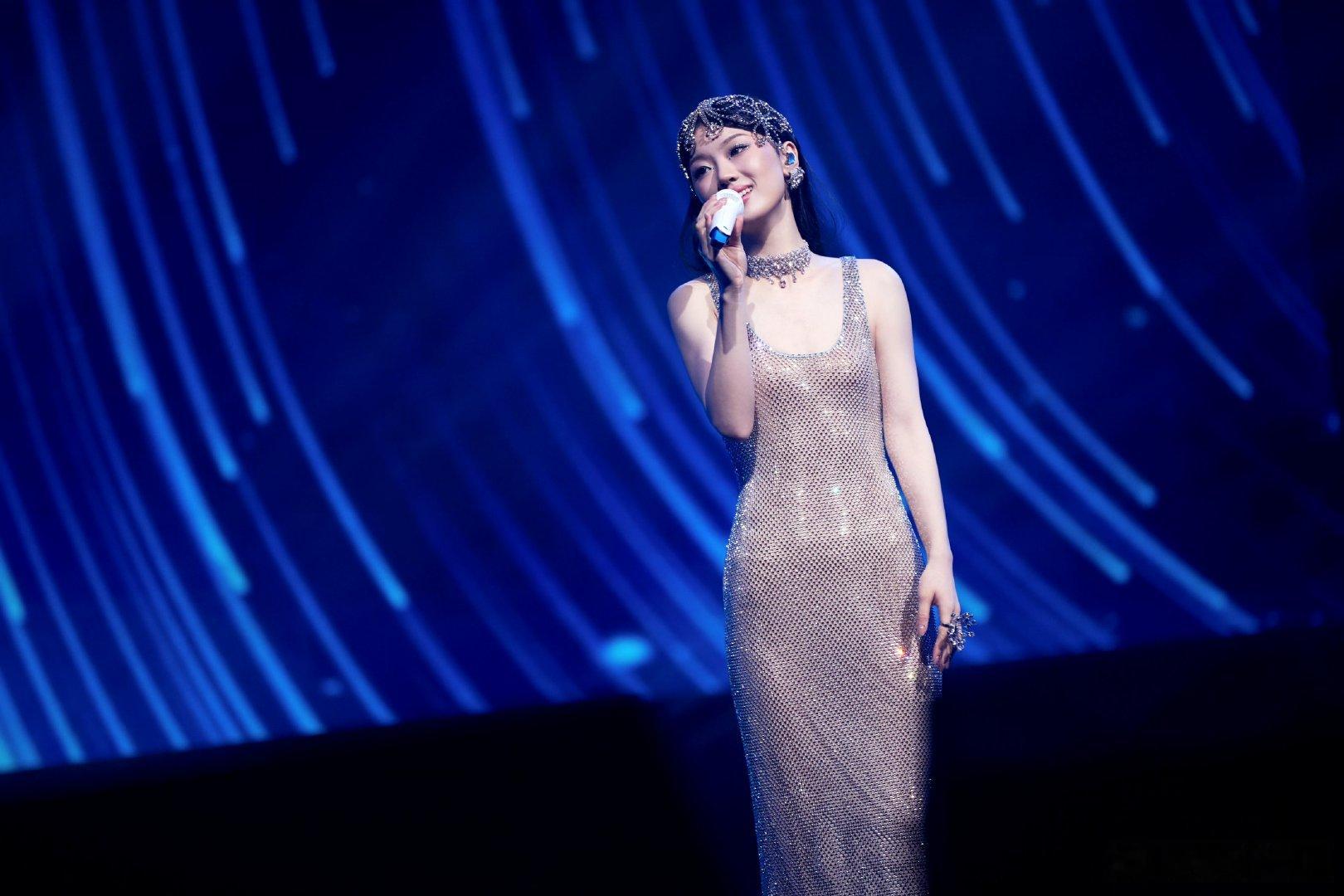 #单依纯浑身都是钻##单依纯白色晶钻鱼尾裙# 昨晚的，一身晶钻鱼尾裙，美若星辰。