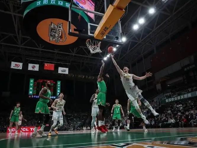 战术与温情时刻

除了上述高潮，赛场也不乏体现篮球智慧与人情味的片段。

· 战