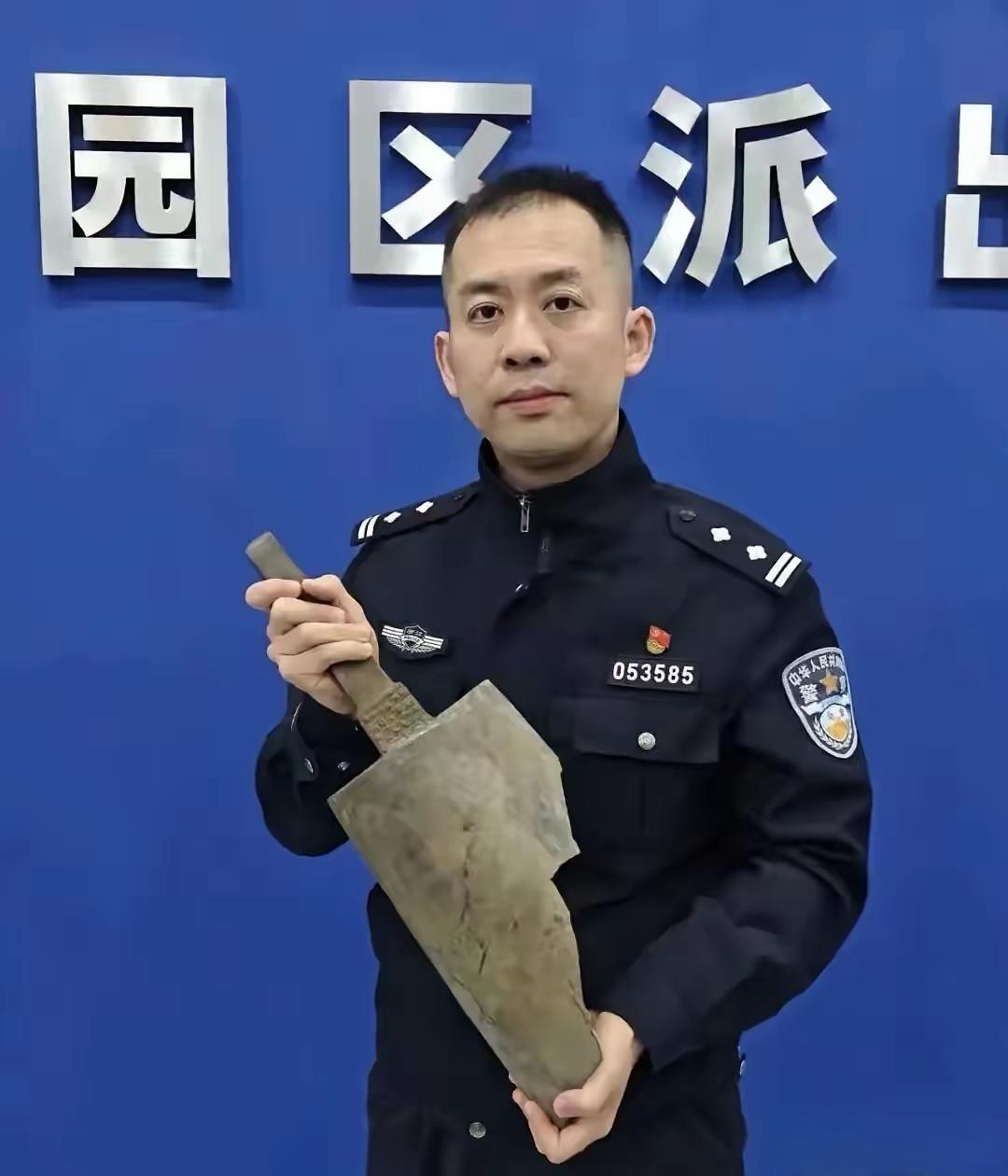 重大发现！一对收废品的老夫妻在河边捡废品，翻出一块沉甸甸长满绿锈的铁疙瘩，上面刻