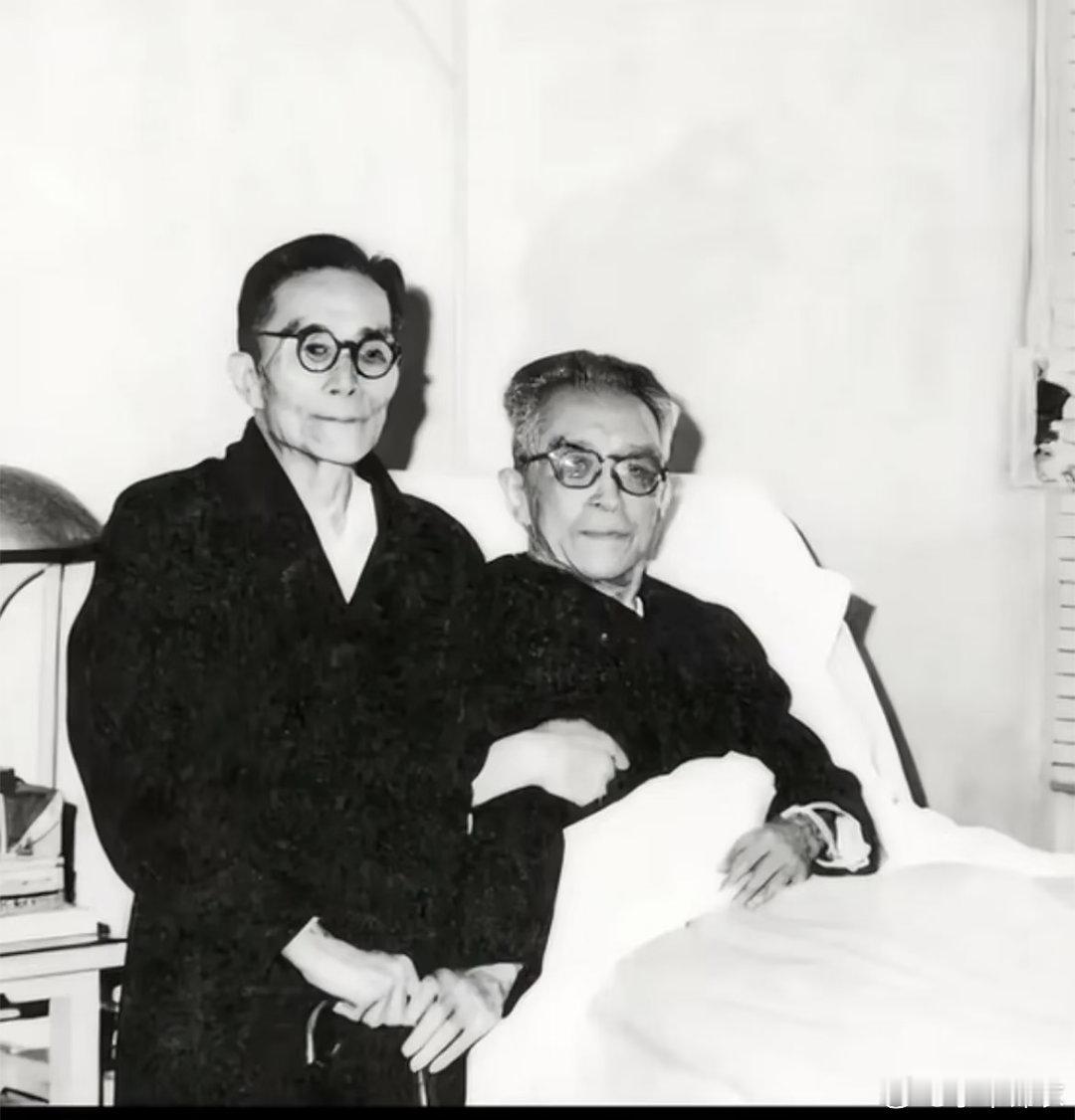 1961年冬，重病的胡适先生和梅贻琦先生，在病床前的此生最后一张合影。 
