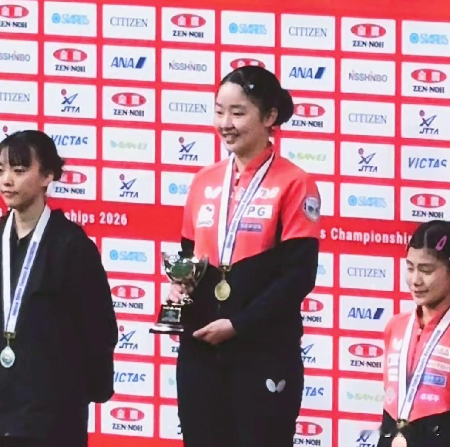 全国日本竞标赛17岁的张本美和拿到冠军，她3:0击败了17岁的小盐悠菜！

17